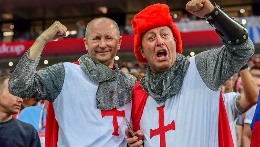 FIFA Larang Suporter Inggris Kenakan Kostum ala Tentara Salib