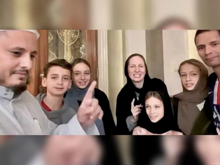 Hikmah Syiar Islam di Piala Dunia Qatar, Satu Keluarga Asal Brasil Bersyahadat