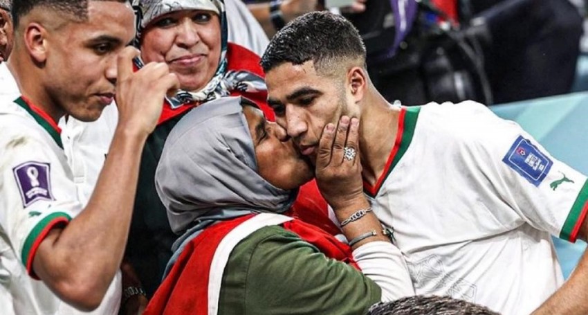 Selebrasi Mengharukan Achraf Hakimi, Cium Kening Ibu Usai Kalahkan Belgia