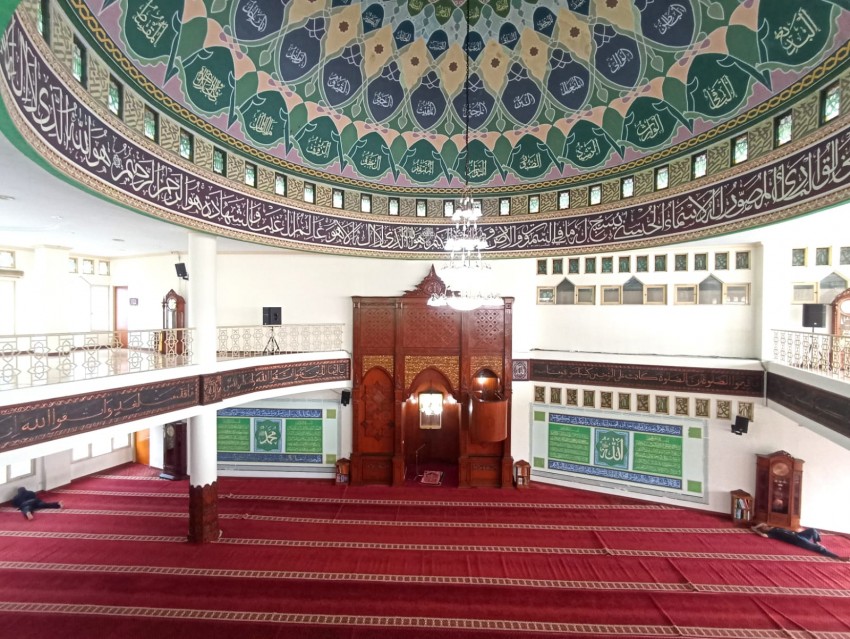 Mimbar Masjid Baitul Latief Berbentuk Tingkat Bak Berlantai 2