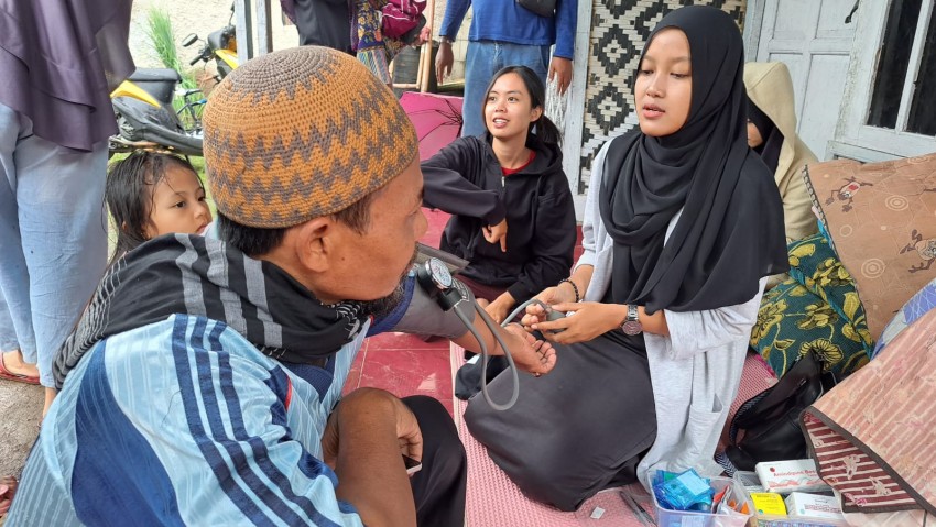 Jufi 'Jemput Bola' Periksa Kesehatan Penyintas Gempa Cianjur
