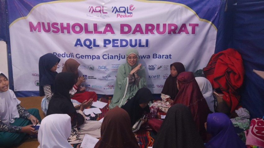 Pengungsi Gempa Cianjur Awali Hari dengan Mengaji Mendekat pada Ilahi