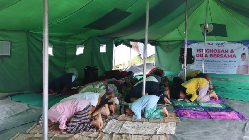 AQL Bangun Masjid Darurat, Penyintas Gempa Cianjur Bisa Sujud dengan Tenang