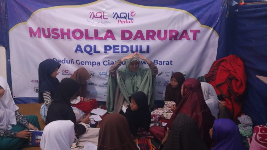 Santriwati AQC Gemakan Tadabbur Quran di Pengungsian Gempa Cianjur