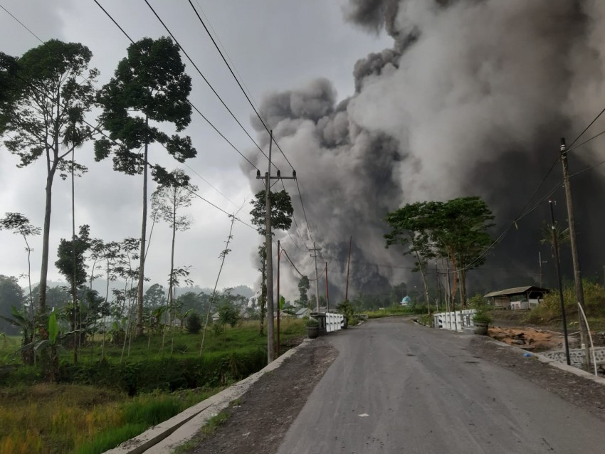 Luncuran Awan Panas Semeru Masih Berlangsung, Warga Diminta Tetap Mengungsi