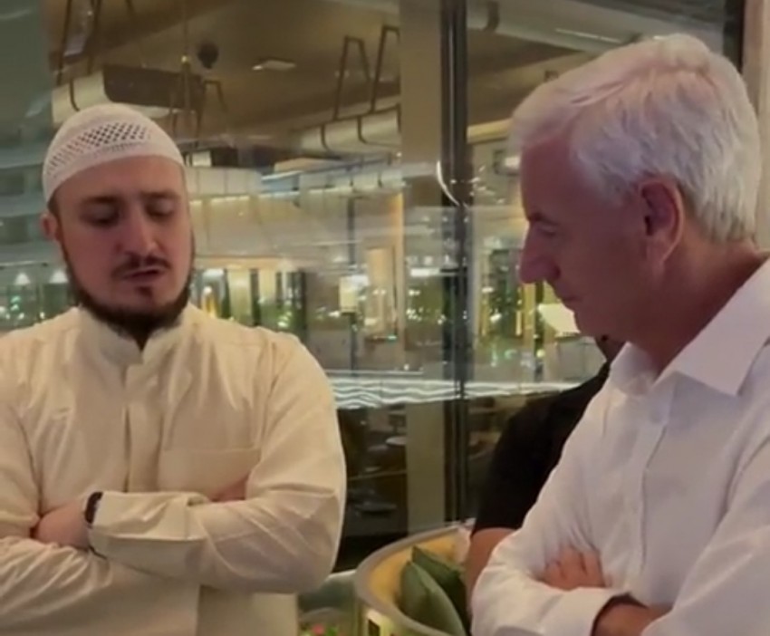 Aksi Fatih Seferagic Kenalkan Al Fatihah pada Legenda Liverpool Ian Rush