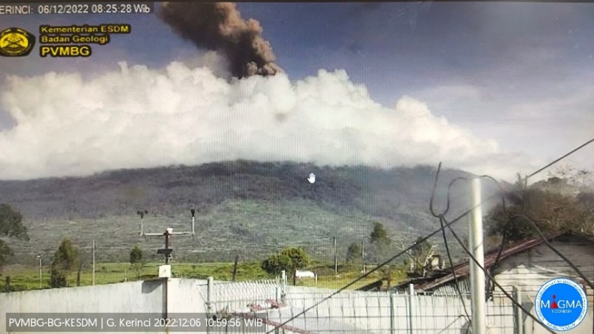Gunung Kerinci Erupsi, Tinggi Kolom Letusan 700 M di Atas Puncak