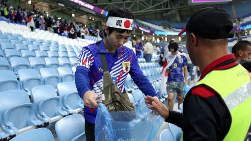 Meski Kalah dari Kroasia, Suporter Jepang Tetap Bersihkan Stadion