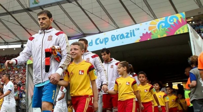 Mengenal Player Escort, Anak Kecil Pendamping Pemain Sepak Bola