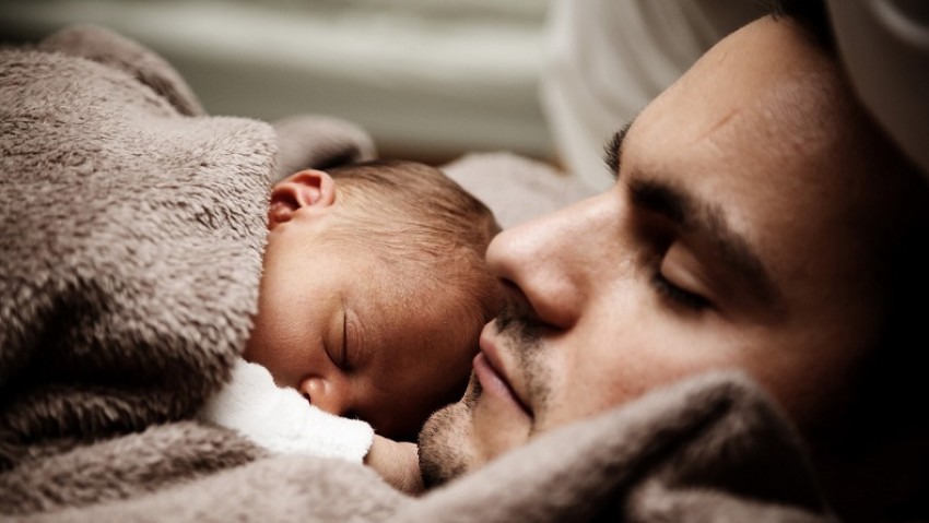 6 Tips Jadi Ayah Baru, Istri Butuh Support Menjaga si Kecil