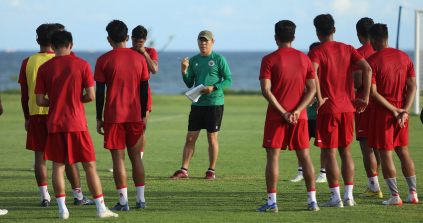 Shin Tae-yong Buka Suara soal Dicoretnya Baggot dan Sandy Walsh