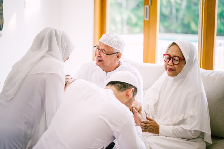 7 Adab Anak ke Orang Tua, Salah Satunya Jangan Merendahkan