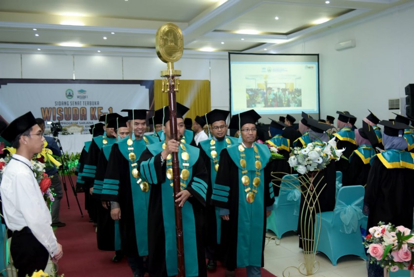 STIS Husnul Khotimah Kuningan Gelar Wisuda Perdana