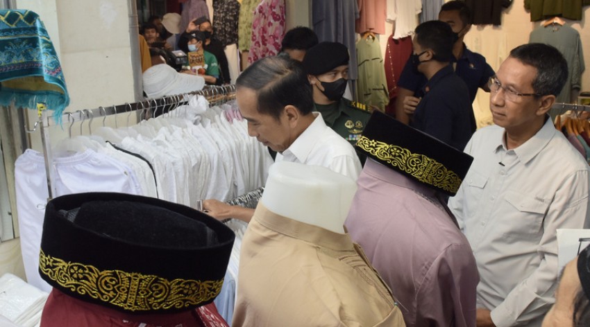 Jokowi Langsung Kunjungi Pasar Tanah Abang Usai Pencabutan PPKM