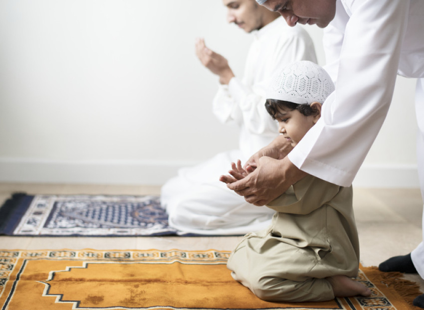 Hukum Bawa Anak Kecil ke Masjid, Boleh Asalkan Tak Ganggu Salat