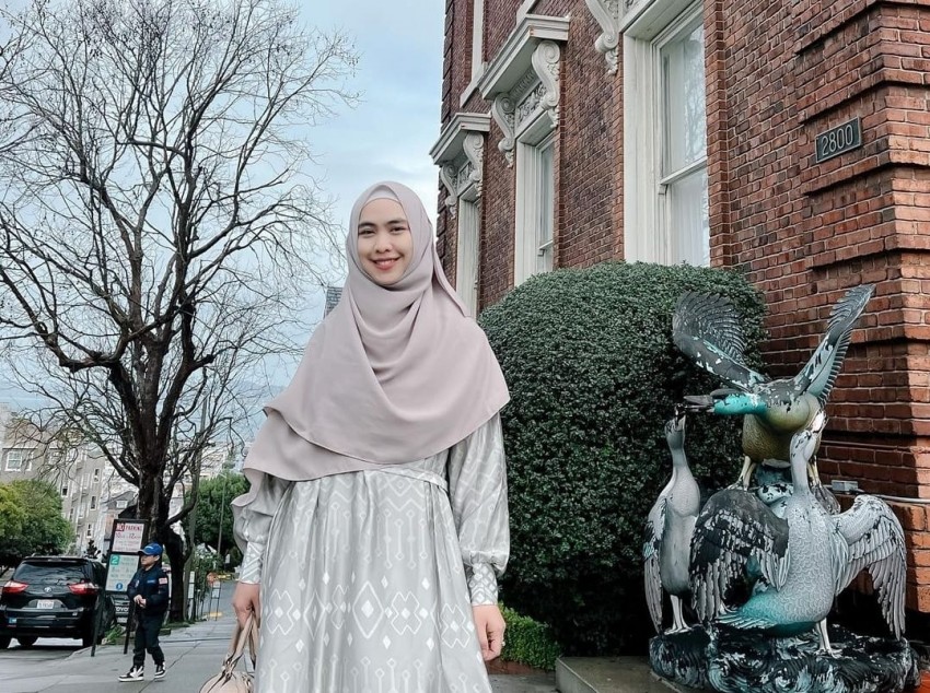 Plesir ke Eropa, Oki Setiana Dewi Sibuk Kunjungi Kampus