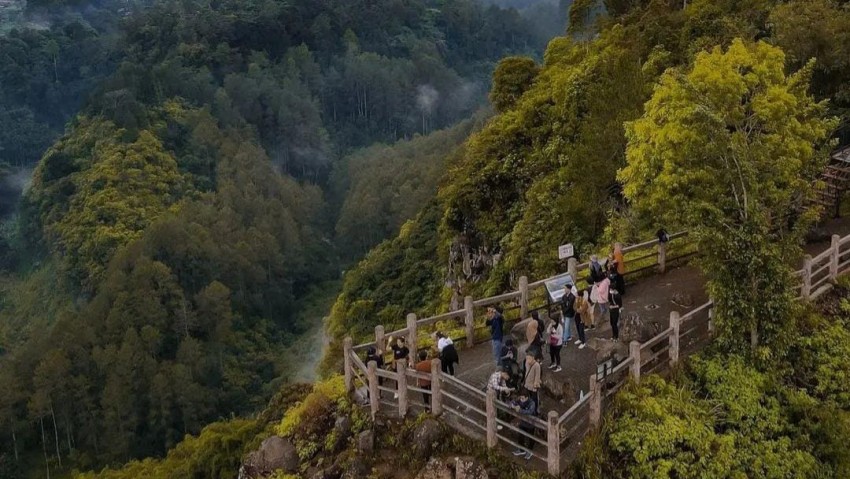 Tebing Keraton, Wisata Alam yang Cocok untuk Pemburu Foto