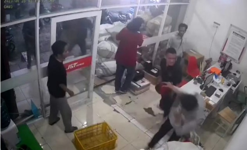 Beredar Rekaman Video 28 Detik Pemain Persis Solo Pukuli Suporter Persita