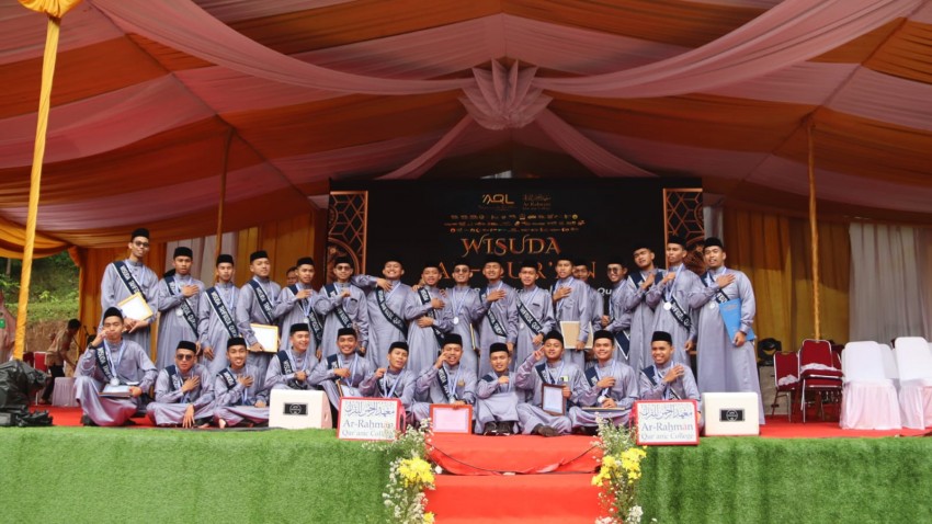 AQC Wisuda 98 Santri Penghafal Quran di Megamendung