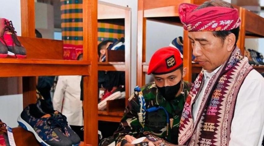 Presiden Jokowi Kepincut Sepatu Kets Tenun Khas Bali