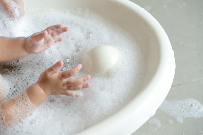Sampai Usia Berapa Anak Boleh Mandi Bareng Orang Tua?