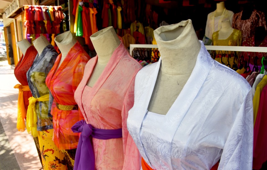 Ketentuan Busana Adat Bali, Bisa Pakai Baju Lain dengan Alasan Agama