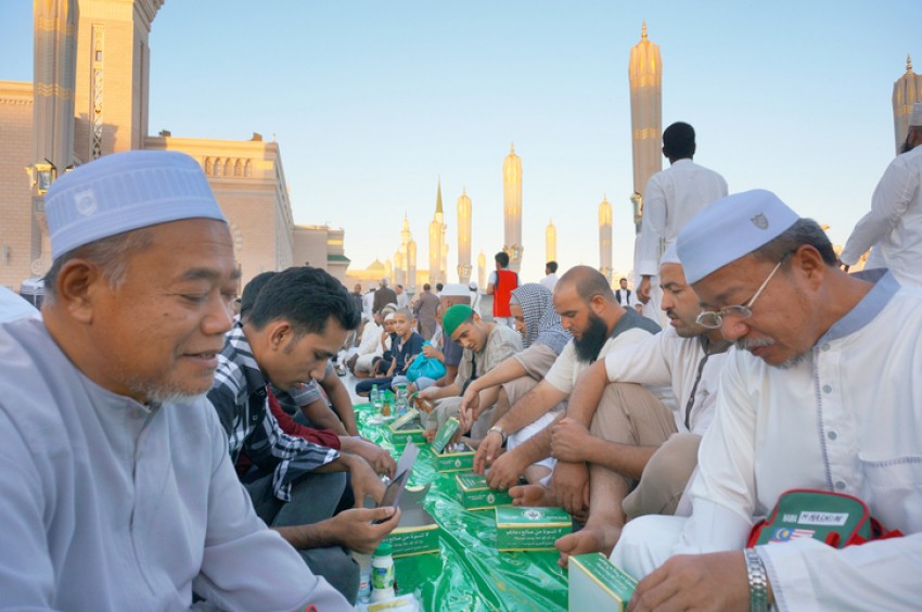 Menu Iftar di Masjid Nabawi: Kurma, Roti, Yogurt, Air Zamzam