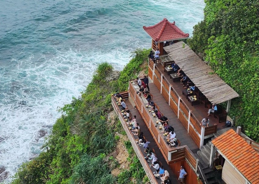 Menikmati Lautan Lepas dari Tebing Puncak Segoro Gunung Kidul