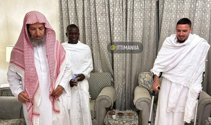Viral Video NGolo Kant Bantu Ismael Bennacer yang Terluka Saat Haji