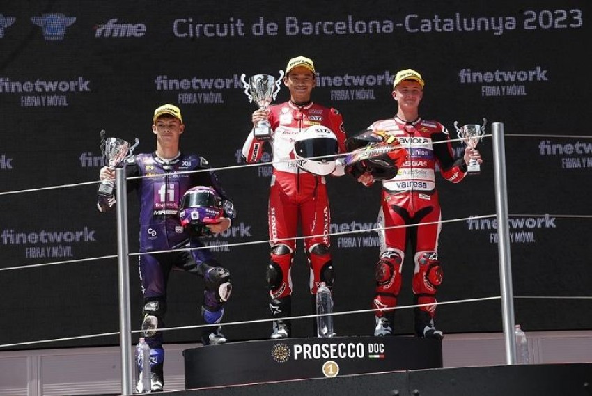Pembalap Fadillah Arbi Juara FIM JuniorGP, Indonesia Raya Berkumandang di Barcelona