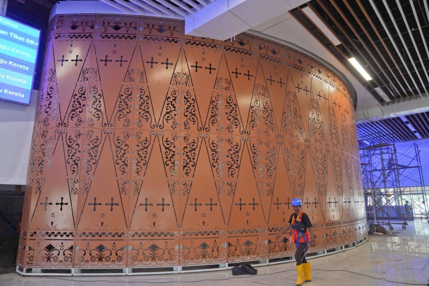 Stasiun KA Cepat Jakarta-Bandung Berhias Cantik dengan Motif Khas Indonesia