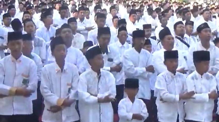 100.113 Pelajar Baca Shalawat Tibbil Qulub Pecahkan Rekor Muri