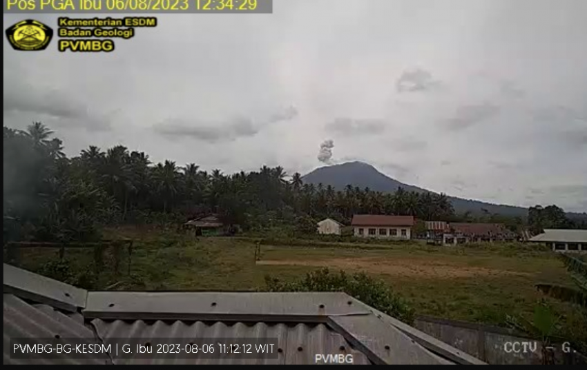 Gunung Ibu Erupsi, Tinggi Letusan 600 Meter di Atas Puncak