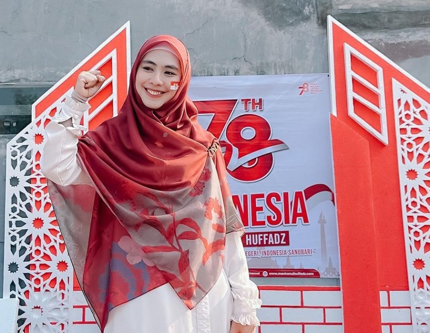 HUT ke-78 RI, Oki Setiana Dewi Upacara Bendera Bareng Santri Tahfidz
