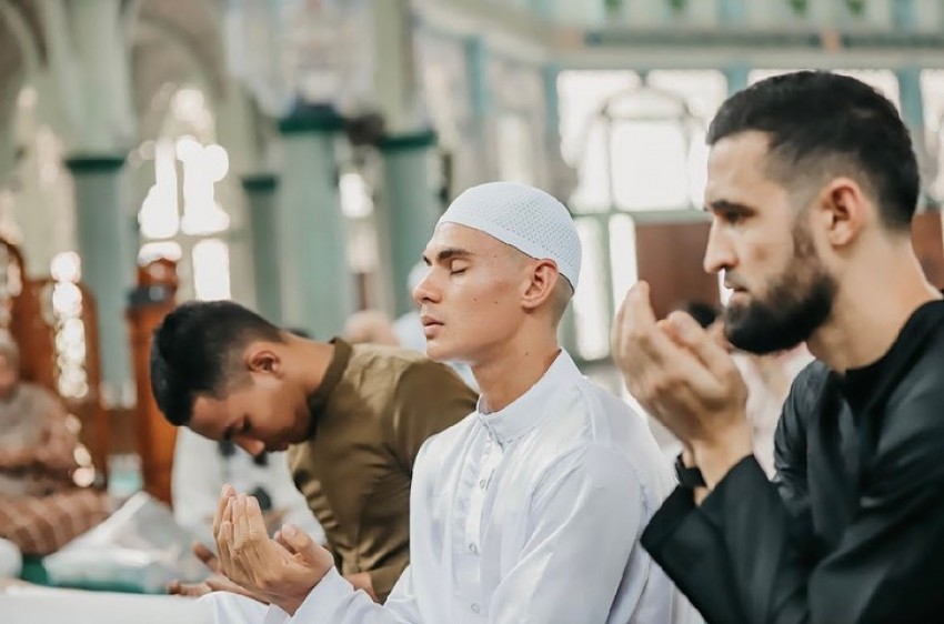 Pakai Thawb dan Peci Putih, Bek Persita Christian Rontini Mantap Ucap Syahadat