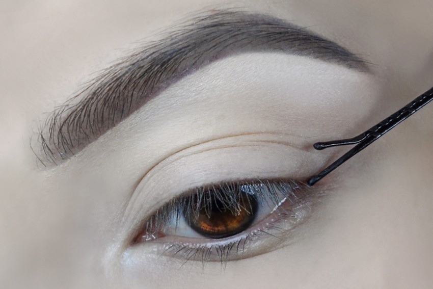 Tren di Kalangan Beauty Influencer, Bikin Make Up Mata Kucing dengan Jepit Rambut