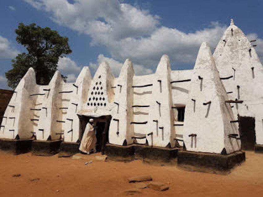 Terabaikan, Masjid Lumpur di Ghana Akhirnya Runtuh