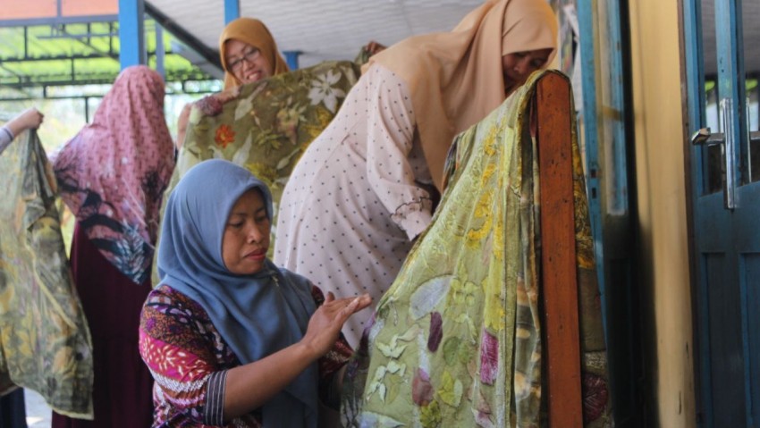 Lestarikan Lingkungan, LMI Latih Masyarakat Magetan Batik Ecoprint