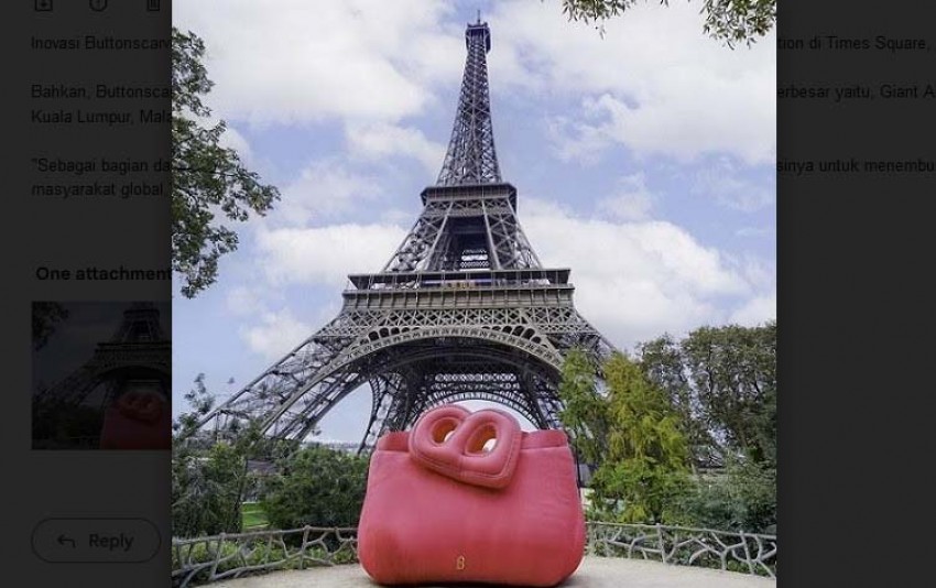 Setelah London, Buttonscarves Kini Pajang Nina Bag Raksasa di Menara Eiffel