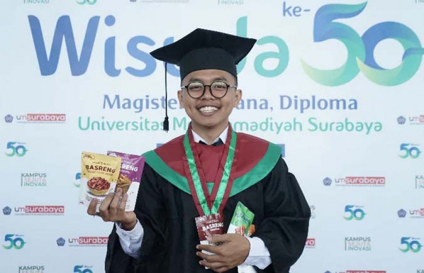 Kisah Inspiratif Abdullah Faqih, Wisudawan UM Surabaya Sukses Miliki Usaha Basreng
