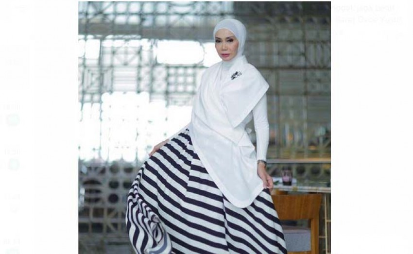 Tampil Modis dengan Baju Longgar dan Hijab ala Okky Asokawati