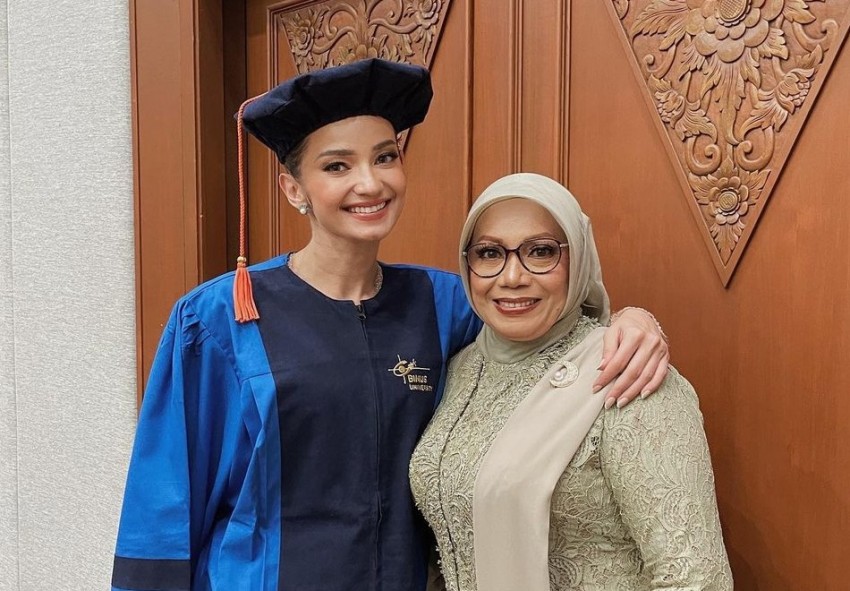 Enzy Storia Tunaikan Janji pada Sang Ibu dengan Sah Jadi Sarjana