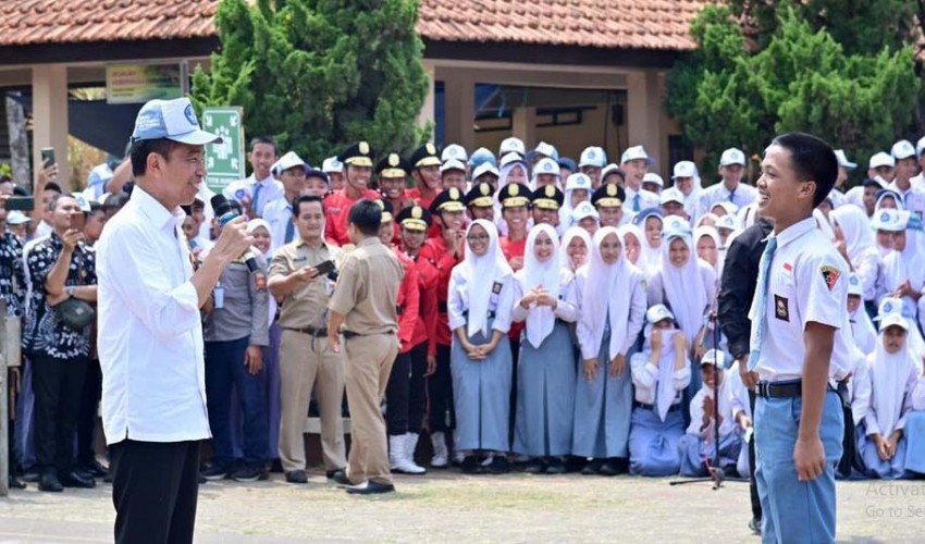 Cerita Dika, Pelajar SMA di Pekalongan Pinjamkan Topinya untuk Presiden Jokowi