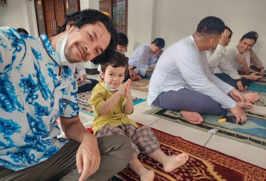 Momen Edward Akbar Kenalkan Huruf Hijaiyah pada Si Sulung