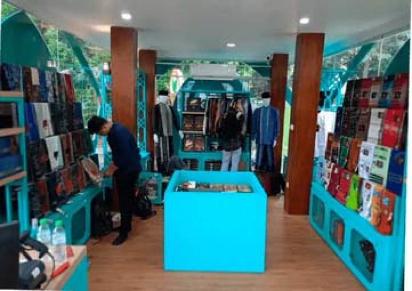 Galeri Sarung di Masjid Al Akbar Surabaya, Ada Koleksi Apa Saja?