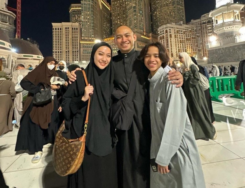 Dida Sinclair Doakan Umrah Mabrur untuk BCL dan Tiko Aryawardhana