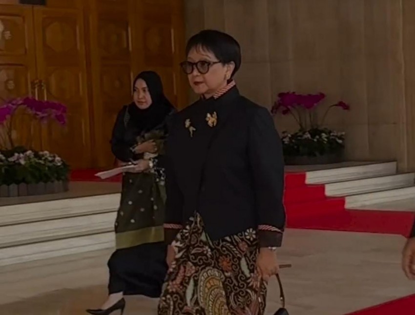 Gaya Kondangan Menlu Retno Marsudi, Elegan dengan Kebaya Janggan Hitam ala Gadis Kretek