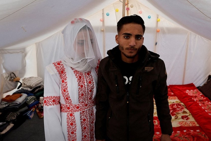 Pembantaian Tak Kunjung Berhenti, Pasangan Gaza Gelar Pernikahan di Tenda Pengungsian