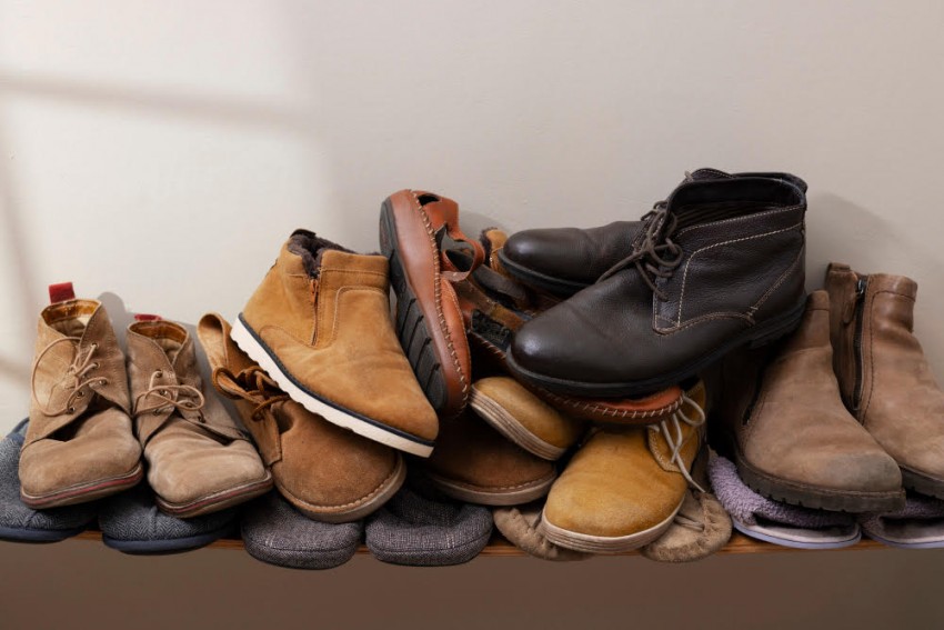 Bagaimana Hukum Memakai Sepatu dan Pakaian dari Kulit Babi?
