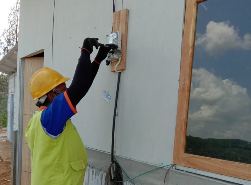 PLN Nyalakan Hunian Sementara Waga Terdampak Tanah Gerak di Ponorogo
